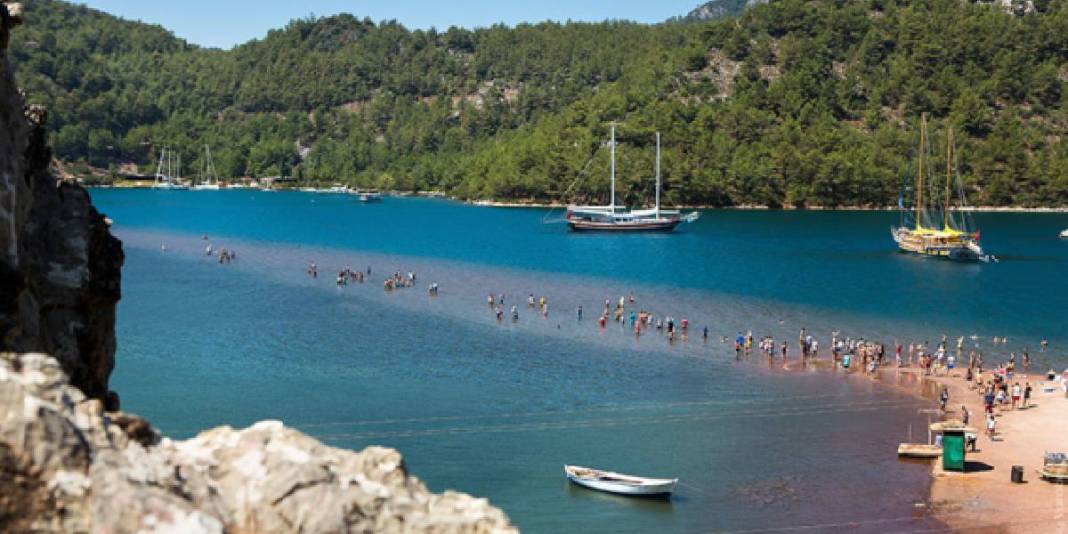 Seferihisar ya da Çeşme değil! Bu koyda denizin dibini görebileceksiniz: Suyun üstünde yürüten cennet koy 3